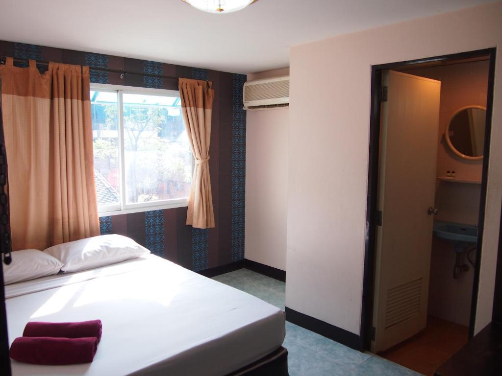 Four Sons Inn Бангкок Номер фото