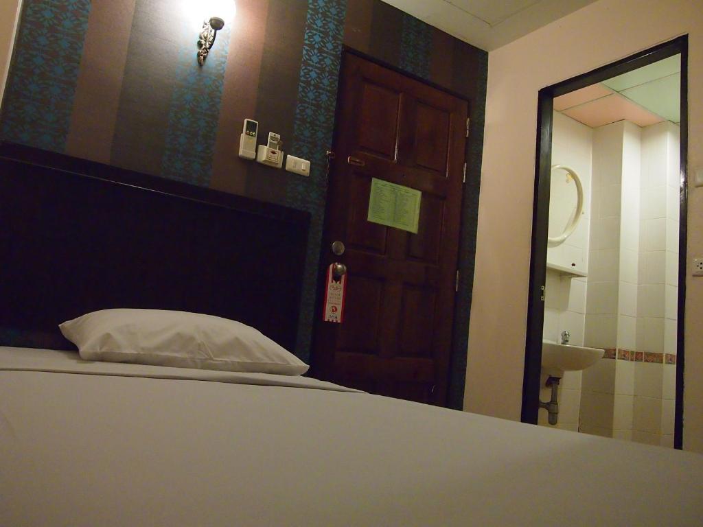 Four Sons Inn Бангкок Номер фото